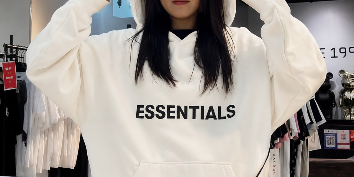 Essential Hoodie Fashion Trends: Why Minimal Streetwear Remains Popular
